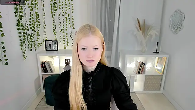 Laly Peach online show from November 14, 2025, 12:37 pm