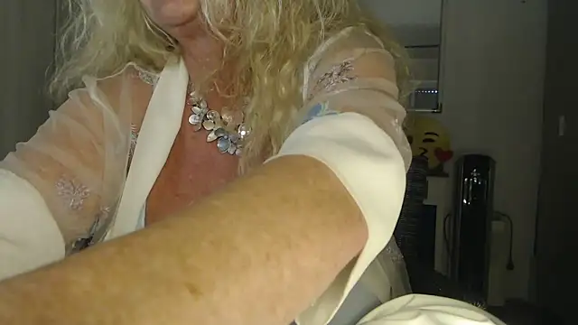 Snapshot of THESensualhorny chatting on March 4, 2025, 12:44 pm THESensualhorny online show from March 4, 2025, 12:44 pm