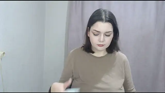 Snapshot of ohhhMie chatting on December 14, 2025, 12:43 pm ohhhMie online show from December 14, 2025, 12:43 pm