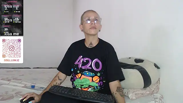 Snapshot of moon_cat85 chatting on January 13, 2025, 6:16 pm moon cat85 online show from January 13, 2025, 6:16 pm