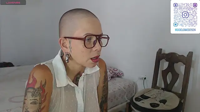 Snapshot of moon_cat85 chatting on January 23, 2025, 6:03 pm moon cat85 online show from January 23, 2025, 6:03 pm