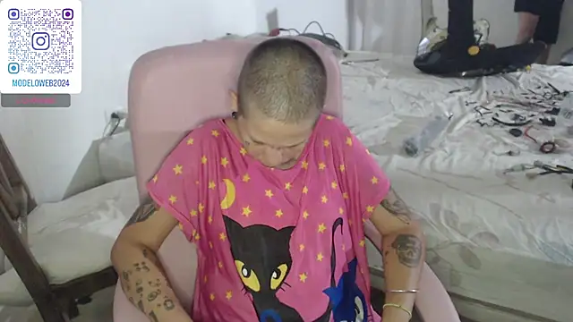 Snapshot of moon_cat85 chatting on February 6, 2025, 8:34 pm moon cat85 online show from February 6, 2025, 8:34 pm