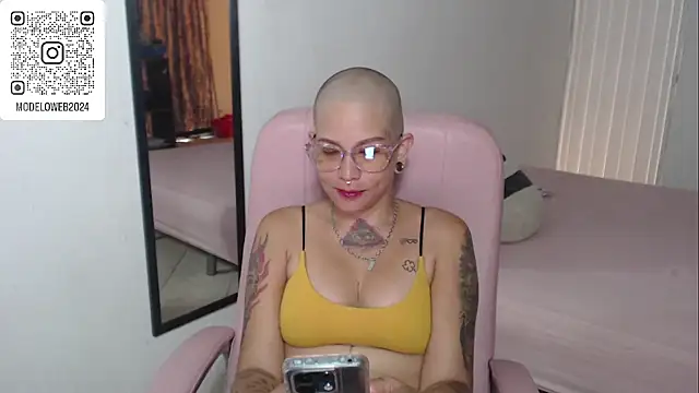 Snapshot of moon_cat85 chatting on February 20, 2025, 2:57 pm moon cat85 online show from February 20, 2025, 2:57 pm