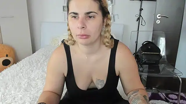 Snapshot of sweetemy4u chatting on December 9, 2024, 9:06 am sweetemy4u online show from December 9, 2024, 9:06 am