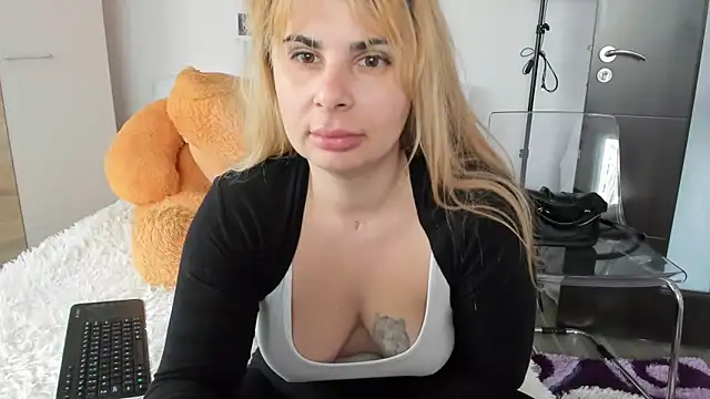 Snapshot of sweetemy4u chatting on January 21, 2025, 11:35 am sweetemy4u online show from January 21, 2025, 11:35 am