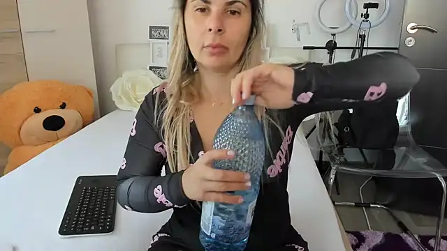 Snapshot of sweetemy4u chatting on September 30, 2025, 8:41 am sweetemy4u online show from September 30, 2025, 8:41 am