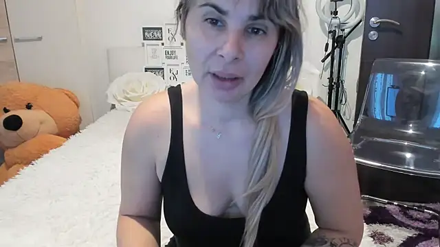 Snapshot of sweetemy4u chatting on November 27, 2025, 1:24 pm sweetemy4u online show from November 27, 2025, 1:24 pm