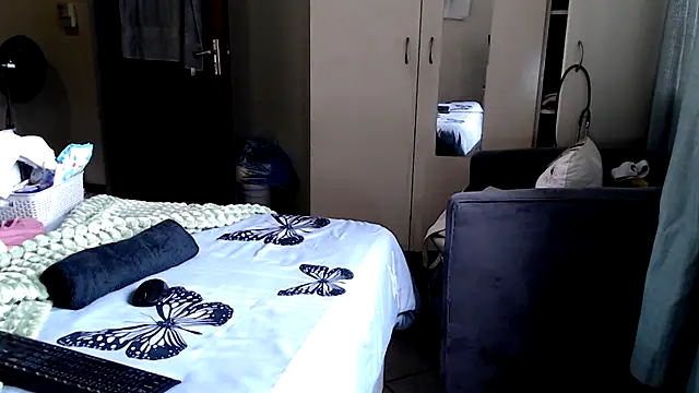 Snapshot of FitSelina66 chatting on September 17, 2025, 11:12 am FitSelina66 online show from September 17, 2025, 11:12 am