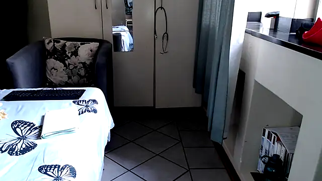 Snapshot of FitSelina66 chatting on October 5, 2025, 12:36 pm FitSelina66 online show from October 5, 2025, 12:36 pm