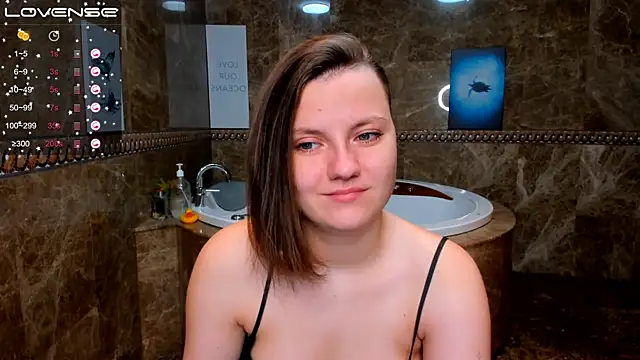 Snapshot of MelindaTin chatting on October 19, 2025, 12:11 am MelindaTin online show from October 19, 2025, 12:11 am