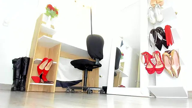 MIss Kendall  online show from October 8, 2025, 7:11 pm