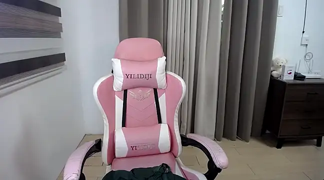 Snapshot of Bombshell_Ashy chatting on February 26, 2025, 11:59 pm Bombshell Ashy online show from February 26, 2025, 11:59 pm