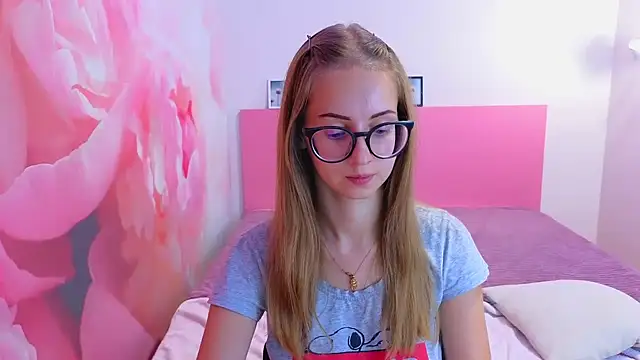 Snapshot of AliceAdams chatting on October 4, 2025, 7:01 pm AliceAdams online show from October 4, 2025, 7:01 pm