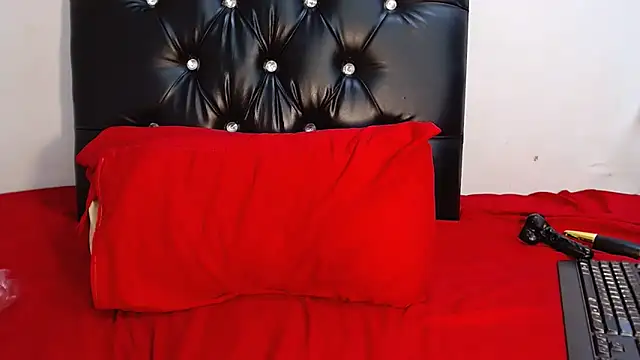 Snapshot of YoungRose18 chatting on October 21, 2025, 12:06 pm YoungRose18 online show from October 21, 2025, 12:06 pm