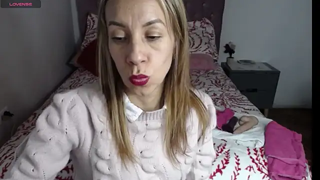 Snapshot of cristin_doll_ chatting on November 26, 2025, 10:33 pm cristin doll online show from November 26, 2025, 10:33 pm