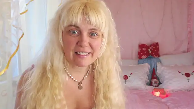 SunnySylvia online show from December 31, 2024, 12:46 pm