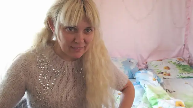 SunnySylvia online show from November 22, 2025, 12:48 pm