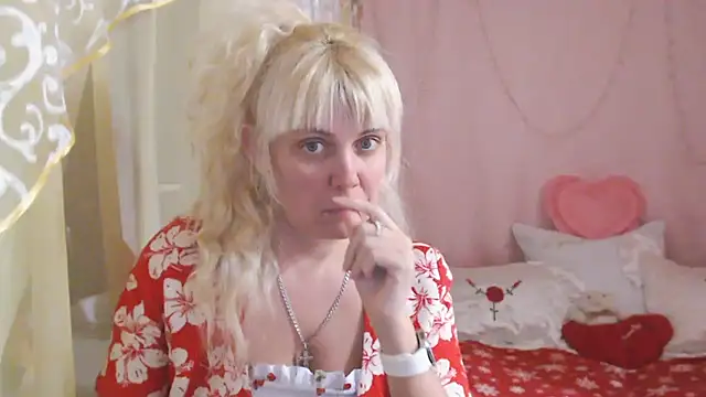 SunnySylvia online show from December 15, 2025, 4:11 pm