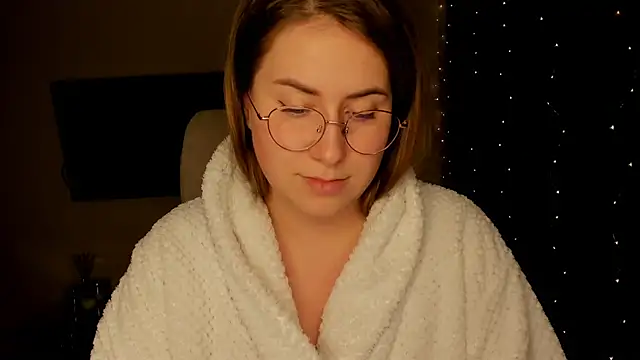 Snapshot of SeasonalSomeone chatting on December 6, 2024, 2:38 pm SeasonalSomeone online show from December 6, 2024, 2:38 pm