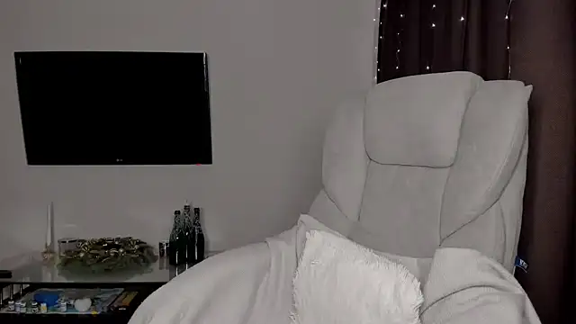 Snapshot of SeasonalSomeone chatting on December 19, 2024, 8:13 pm SeasonalSomeone online show from December 19, 2024, 8:13 pm