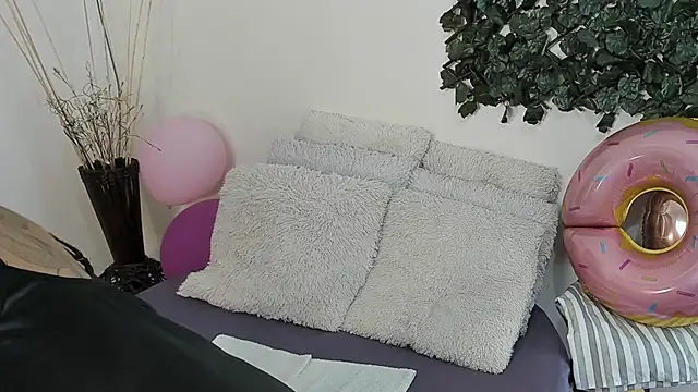 Snapshot of DestinyHills chatting on September 10, 2025, 1:33 pm DestinyHills online show from September 10, 2025, 1:33 pm