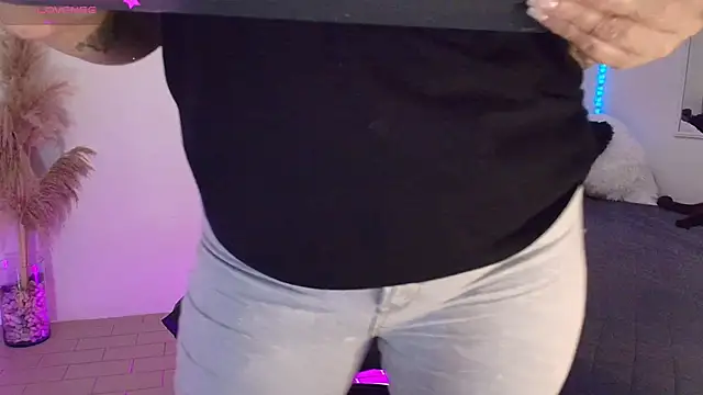 Snapshot of JuliRamirez chatting on March 14, 2025, 6:39 pm JuliRamirez online show from March 14, 2025, 6:39 pm