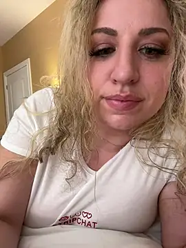Snapshot of miamellycious chatting on February 4, 2025, 10:00 am miamellycious online show from February 4, 2025, 10:00 am