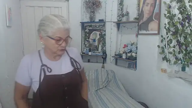 Snapshot of FunnyGrandma chatting on September 21, 2025, 11:28 pm FunnyGrandma online show from September 21, 2025, 11:28 pm