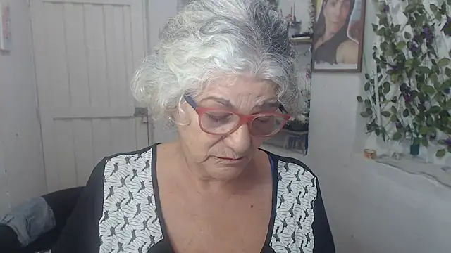 Snapshot of FunnyGrandma chatting on September 30, 2025, 11:10 pm FunnyGrandma online show from September 30, 2025, 11:10 pm