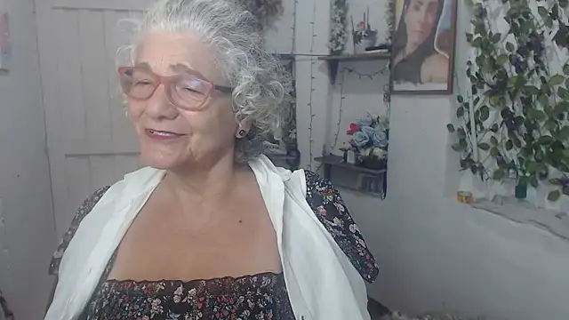 Snapshot of FunnyGrandma chatting on October 2, 2025, 1:01 am FunnyGrandma online show from October 2, 2025, 1:01 am