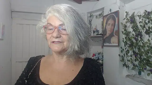 Snapshot of FunnyGrandma chatting on October 3, 2025, 11:35 pm FunnyGrandma online show from October 3, 2025, 11:35 pm