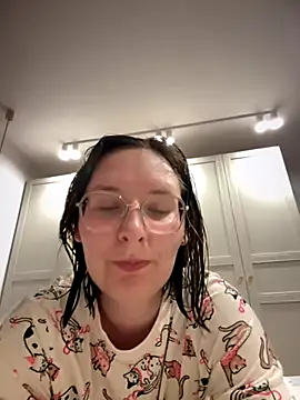 Snapshot of The_Snowwhitee chatting on October 4, 2025, 6:28 pm The Snowwhitee online show from October 4, 2025, 6:28 pm