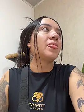 EmmyEvans1 online show from December 16, 2025, 5:29 pm