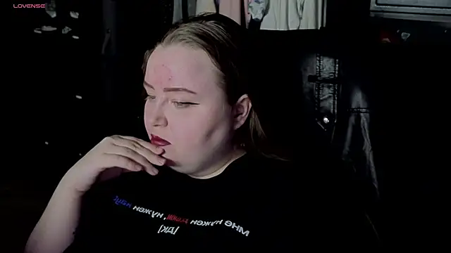 EMMA  CONNOR online show from November 3, 2025, 9:27 pm