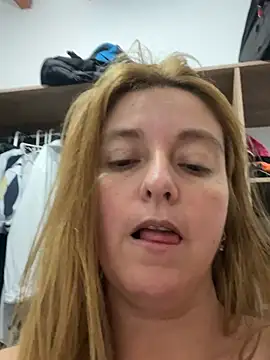 Snapshot of moniquerainx chatting on February 21, 2025, 6:18 am moniquerainx online show from February 21, 2025, 6:18 am