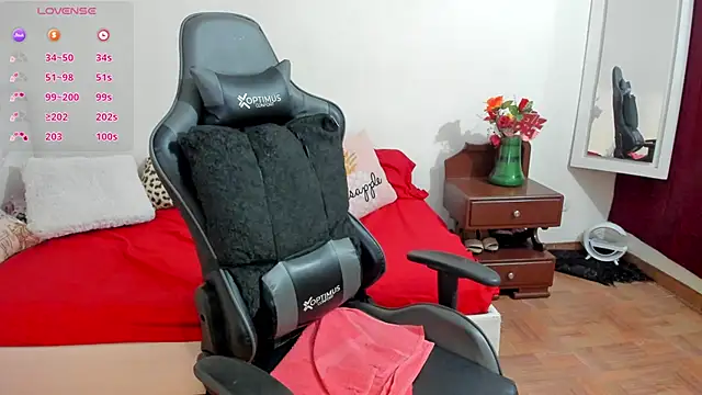 esmeralda milf online show from November 4, 2025, 7:35 pm