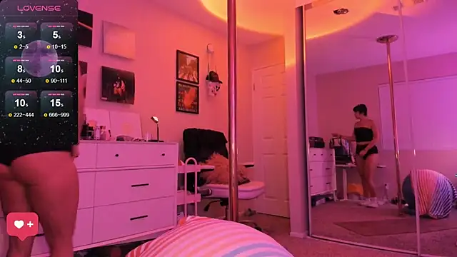 Evie-Luna online show from September 12, 2025, 2:44 am