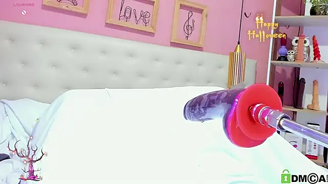 leylla  online show from October 24, 2025, 9:00 pm