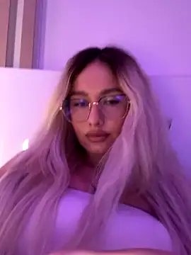 Snapshot of mollyxxx chatting on October 28, 2025, 6:28 am mollyxxx online show from October 28, 2025, 6:28 am