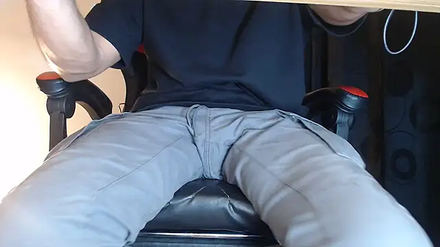 Snapshot of ErosFindomKing chatting on November 17, 2025, 2:17 am ErosFindomKing online show from November 17, 2025, 2:17 am