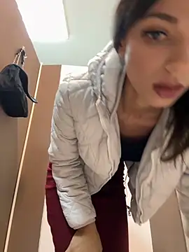 Snapshot of _MiaQueen_ chatting on October 31, 2025, 9:49 pm MiaQueen online show from October 31, 2025, 9:49 pm