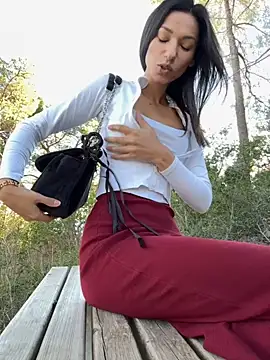 Snapshot of _MiaQueen_ chatting on November 4, 2025, 2:05 pm MiaQueen online show from November 4, 2025, 2:05 pm