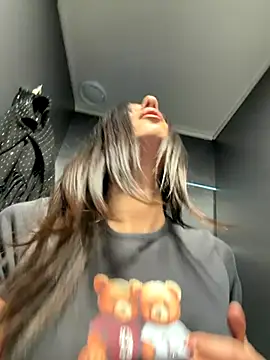 Snapshot of _MiaQueen_ chatting on November 11, 2025, 12:32 am MiaQueen online show from November 11, 2025, 12:32 am