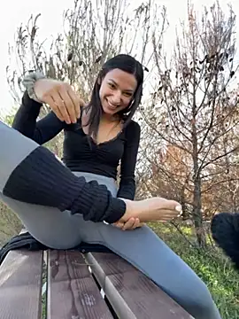 Snapshot of _MiaQueen_ chatting on November 13, 2025, 11:53 am MiaQueen online show from November 13, 2025, 11:53 am