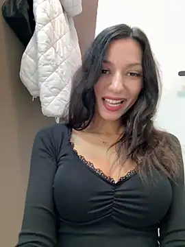 Snapshot of _MiaQueen_ chatting on November 18, 2025, 10:03 pm MiaQueen online show from November 18, 2025, 10:03 pm