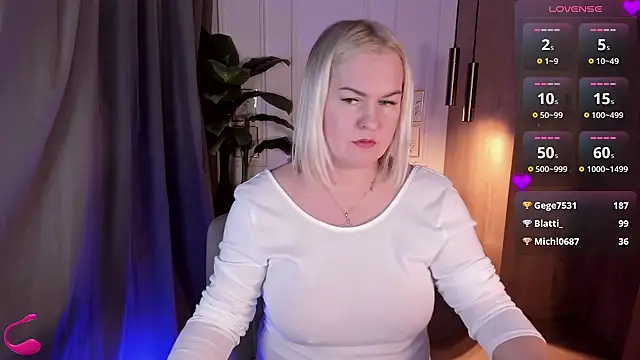 Snapshot of YolandaKiss chatting on February 22, 2025, 11:35 pm YolandaKiss online show from February 22, 2025, 11:35 pm