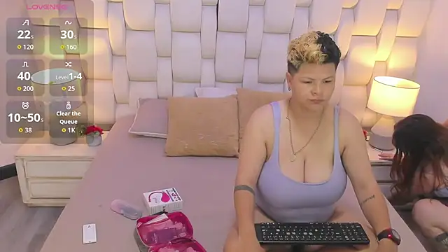 MiaYMolly online show from November 5, 2025, 8:47 am