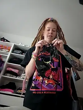 Snapshot of LucidLucy chatting on October 7, 2025, 12:46 pm LucidLucy online show from October 7, 2025, 12:46 pm