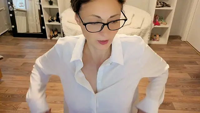 Snapshot of CaringSophie chatting on October 26, 2025, 7:47 am CaringSophie online show from October 26, 2025, 7:47 am