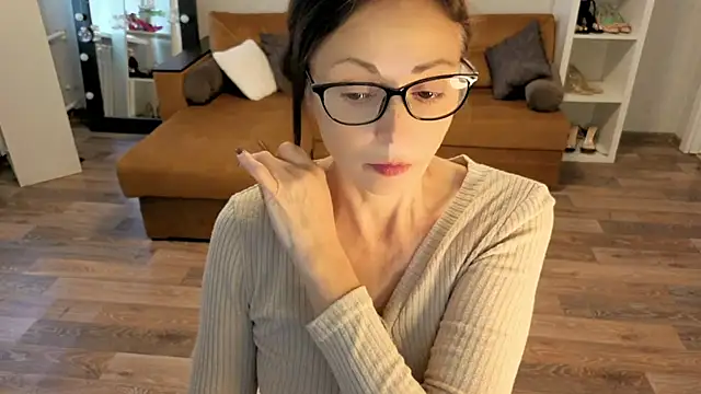 Snapshot of CaringSophie chatting on October 31, 2025, 9:10 am CaringSophie online show from October 31, 2025, 9:10 am